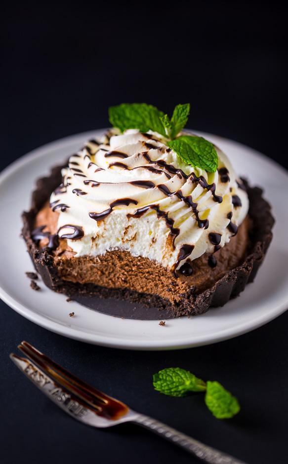 Adorable and absolutely delicious Mini Mint Chocolate Cream Pies! These little cuties are winners all around.