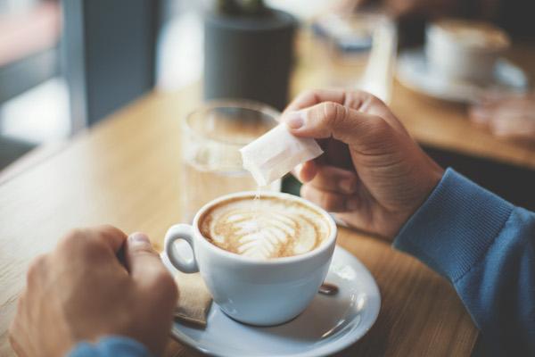 Man puts sugar in coffee | Sugar Alcohols