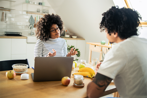 nutritionist talking to patient | Orthorexia