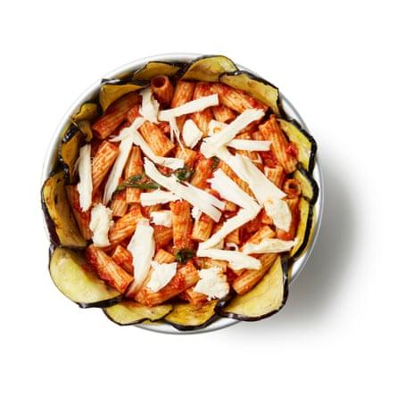 Felicity Cloake’s Timballo 07b.Tip half the pasta mix into the aubergine casing, then tear (or cut) the mozzarella into pieces and scatter these in a layer on top. Add the remaining pasta.