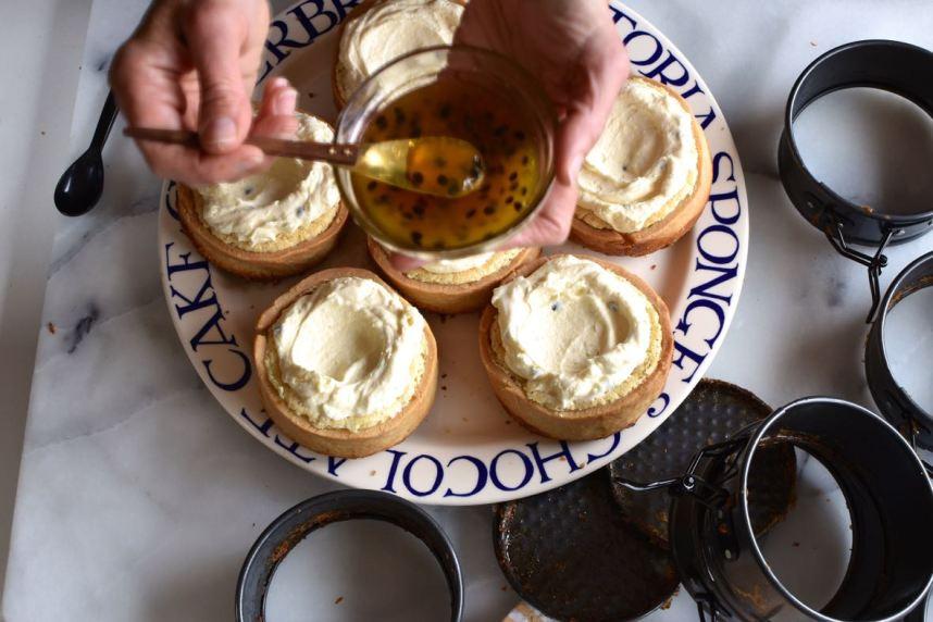 Lemon coconut mini tarts with passion fruit frosting, Mama Ía blog