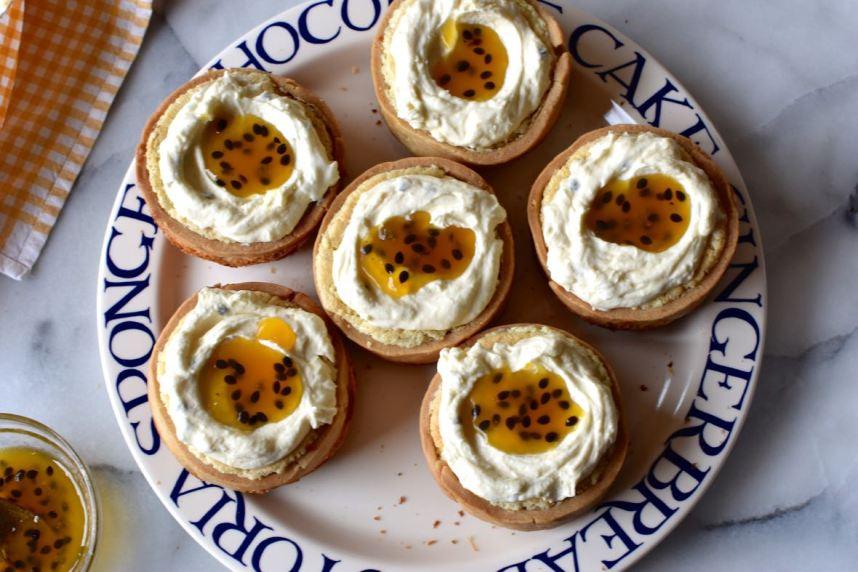 Lemon coconut mini tarts with passion fruit frosting, Mama Ía blog