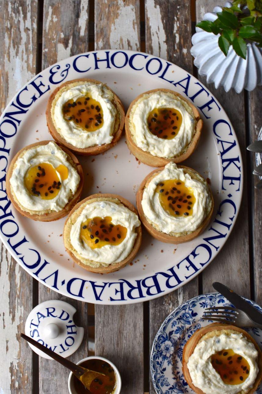 Lemon coconut mini tarts with passion fruit frosting, Mama Ía blog