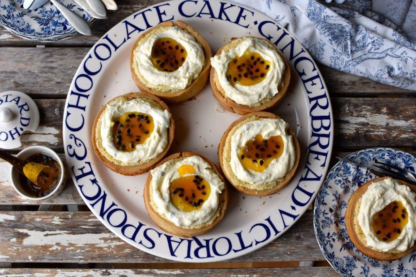 Lemon coconut mini tarts with passion fruit frosting, Mama Ía blog