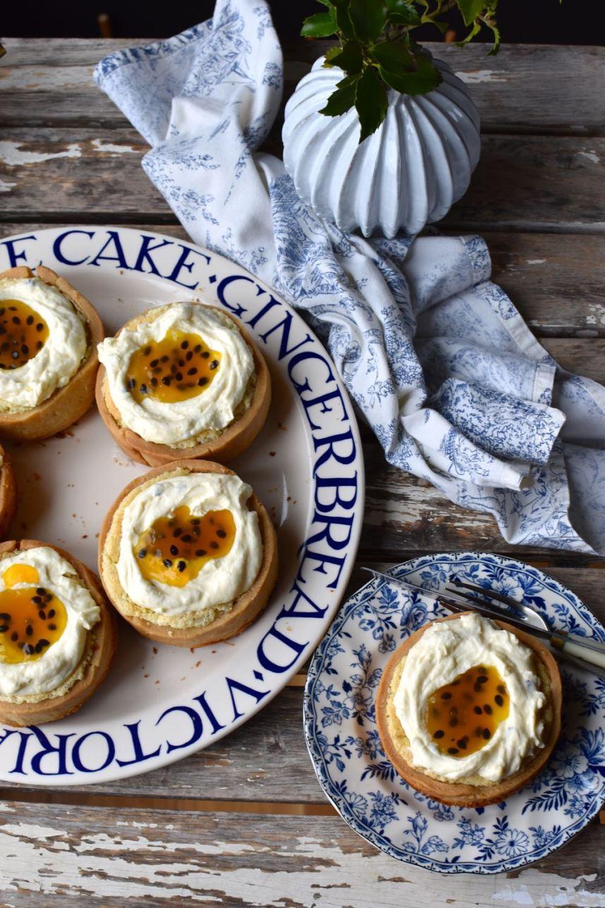 Lemon coconut mini tarts with passion fruit frosting, Mama Ía blog