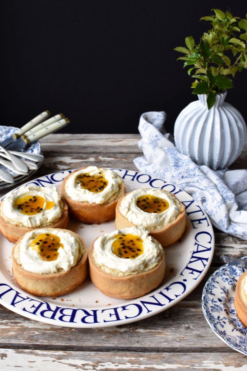 Lemon coconut mini tarts with passion fruit frosting, Mama Ía blog