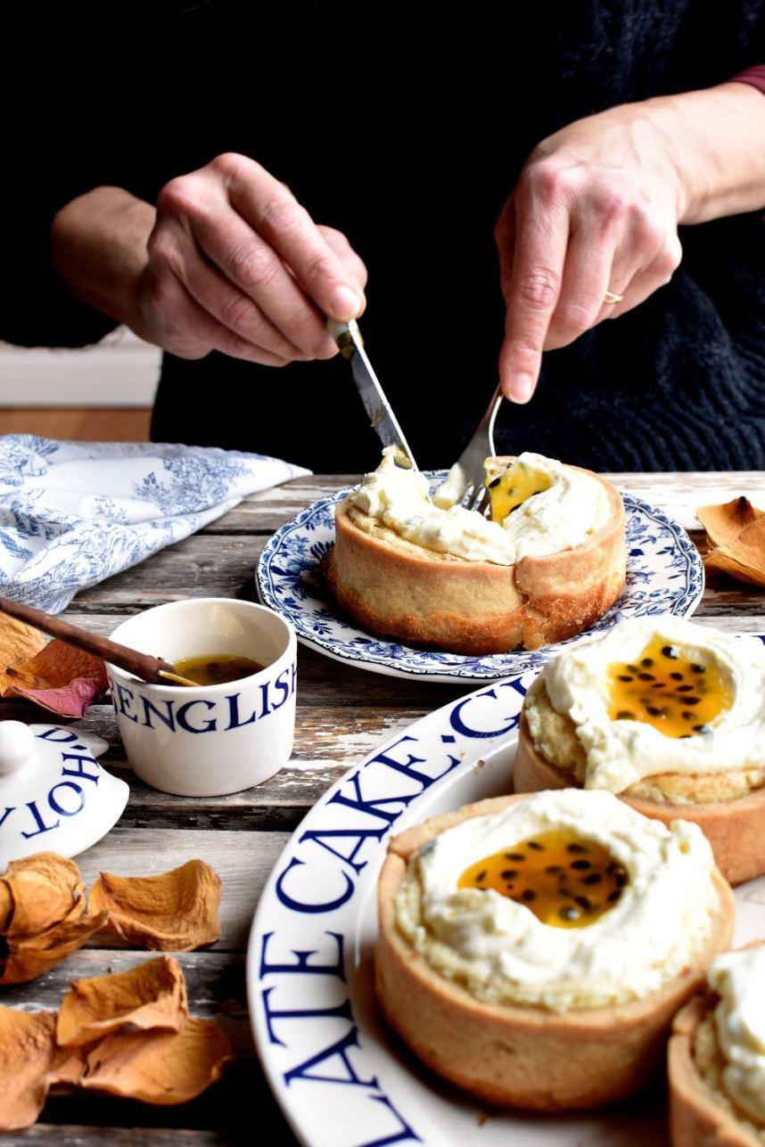 Lemon coconut mini tarts with passion fruit frosting, Mama Ía blog