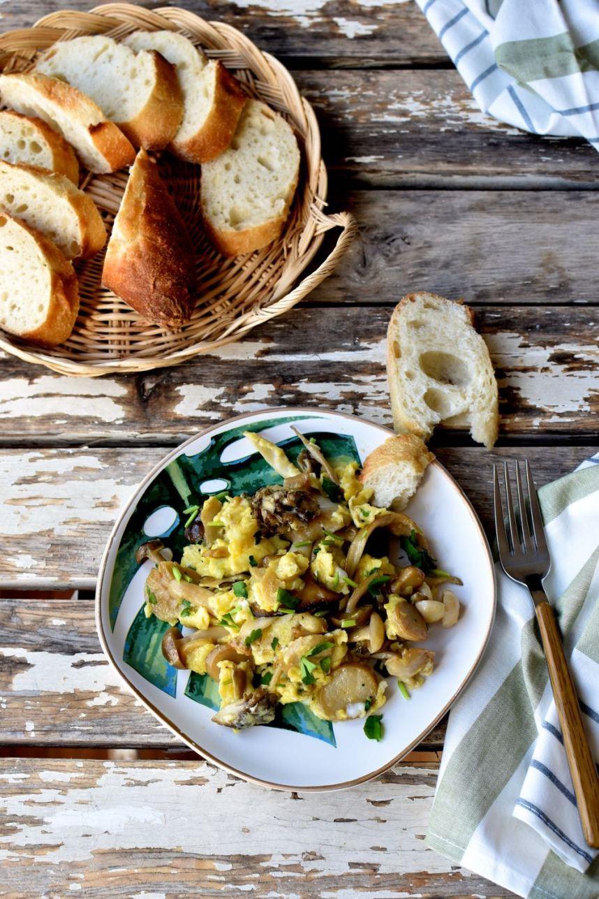 Revuelto de setas, scrambled eggs with wild mushrooms, Mama Ía blog