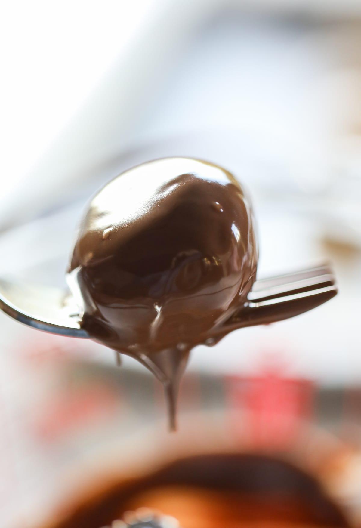 dipping oreo balls in chocolate