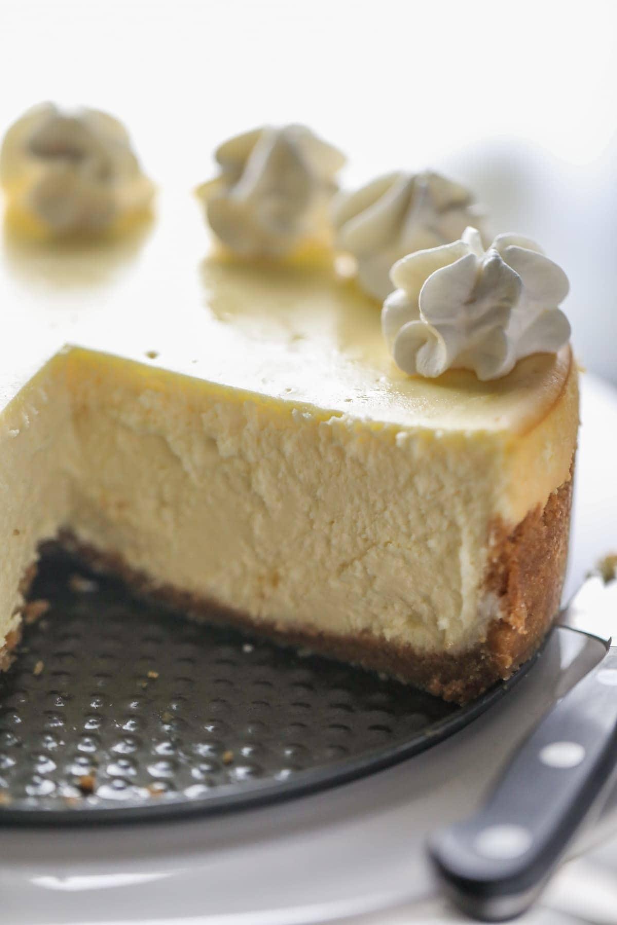 Cheesecake with whipped cream