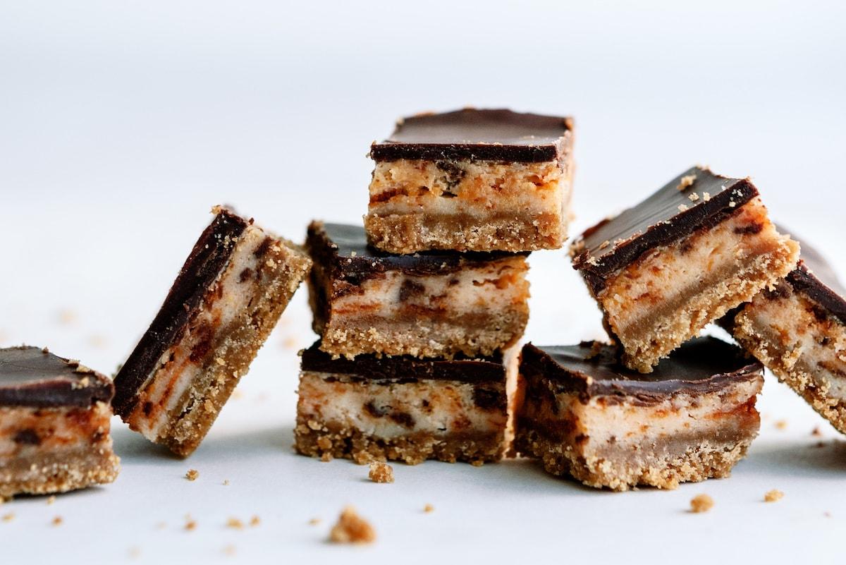 butterfinger nutter butter cheesecake bars