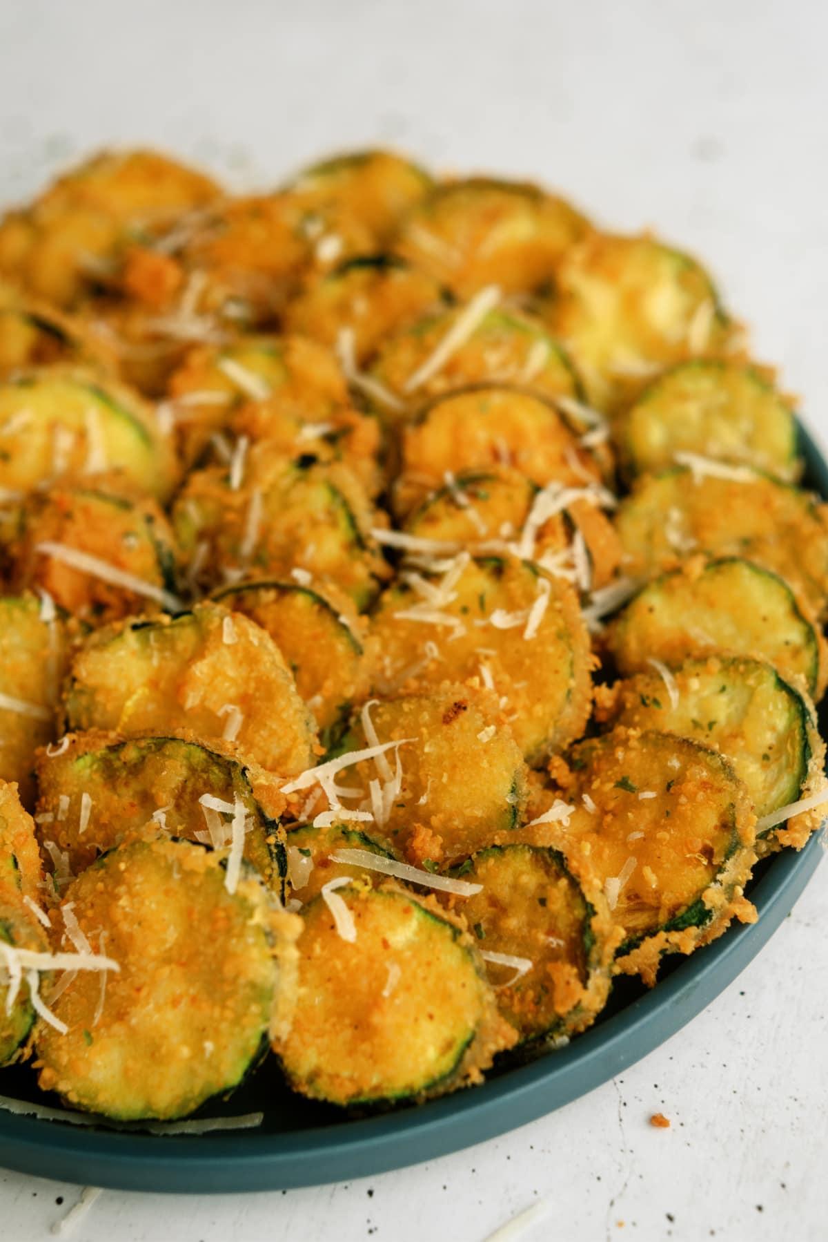 fried-zucchini-on green plate