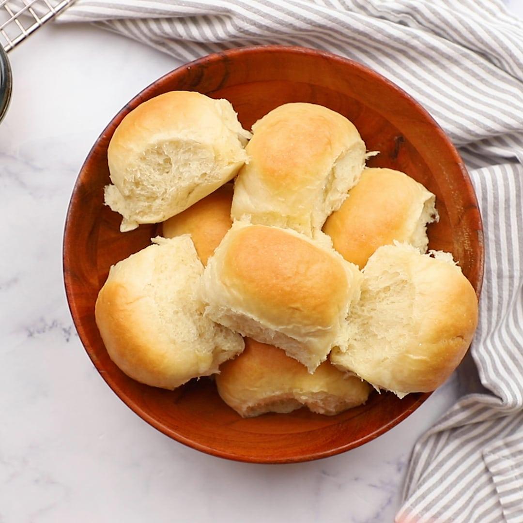 dinner rolls in bowl