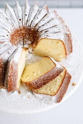 Vanilla-bundt-cake with slices cut