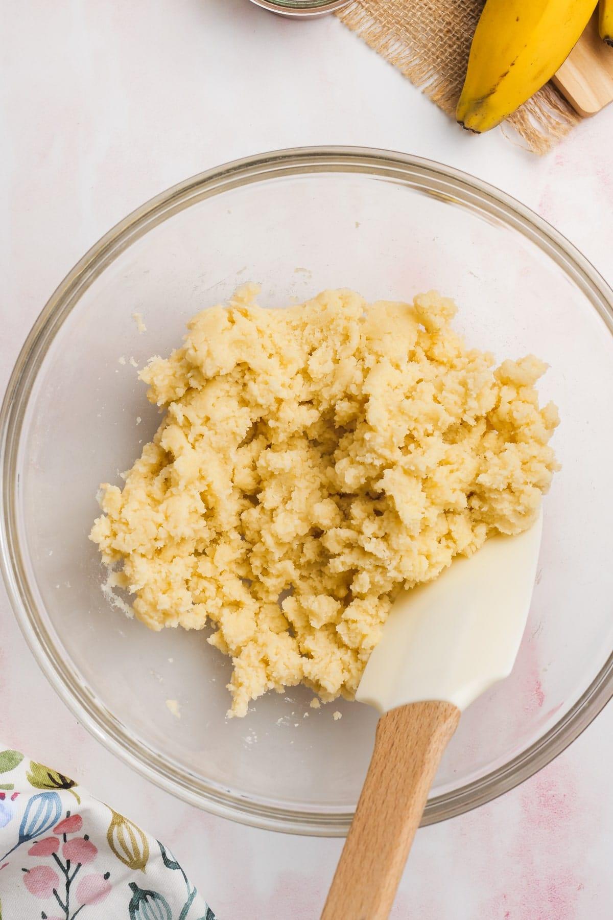 flour, sugar and butter mixed together in a bowl to create a crust