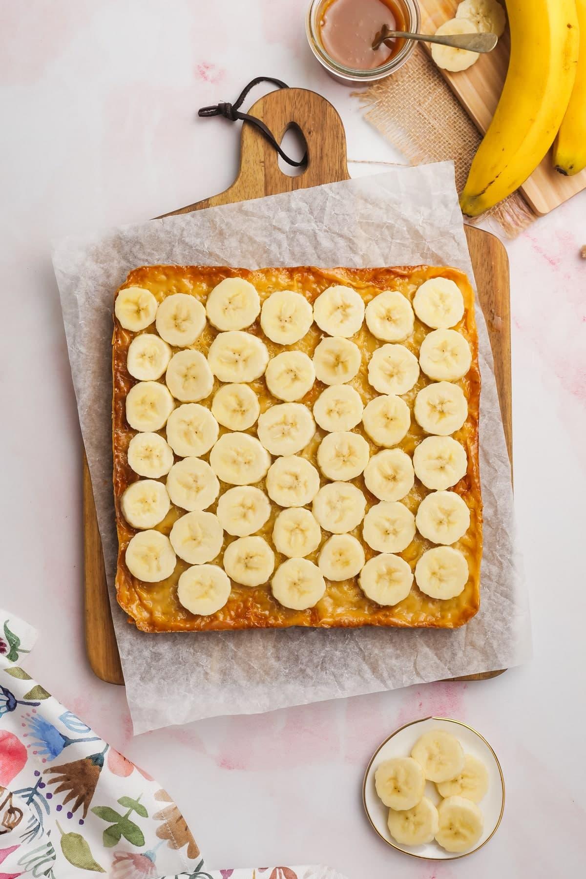 banana slices added to shortbread crust