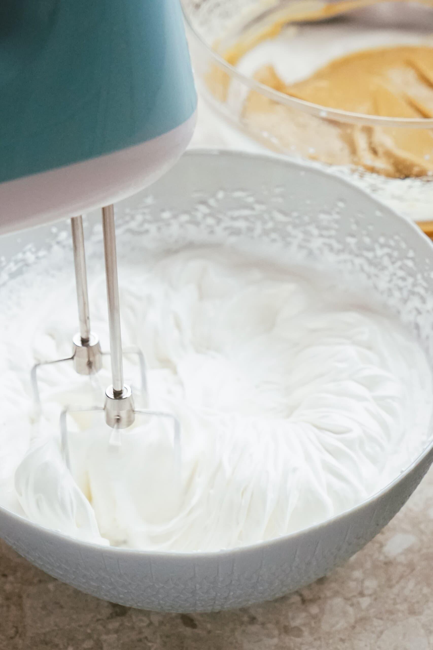 electric mixer whipping cream 