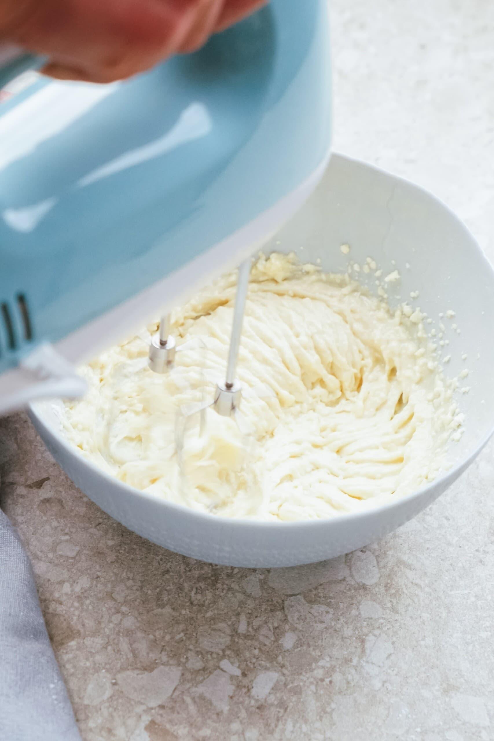 hand mixer mixing frosting