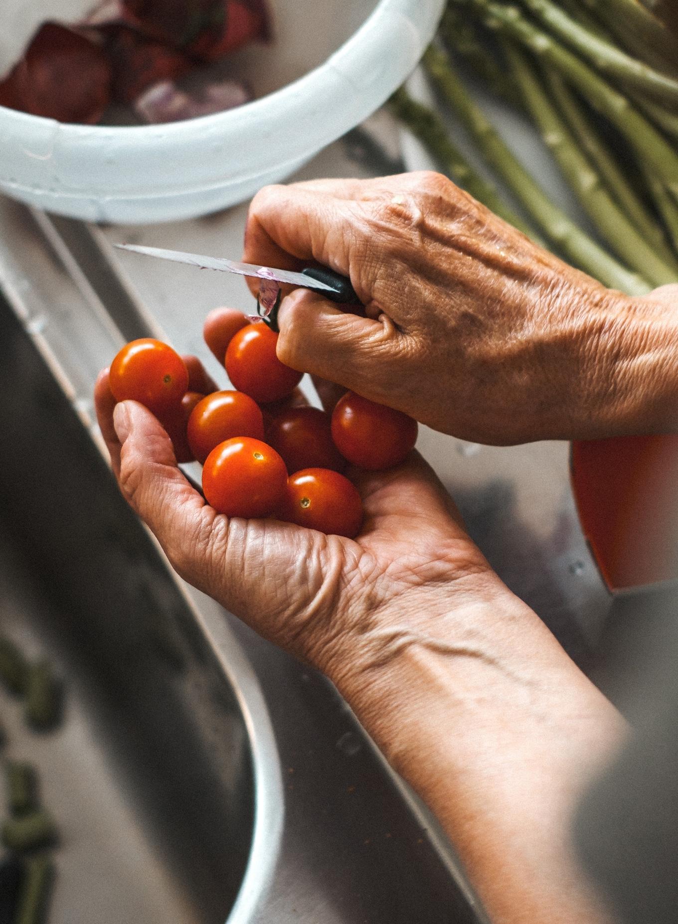 VegNews.CuttingTomatoes.PieroIstriceUnsplash