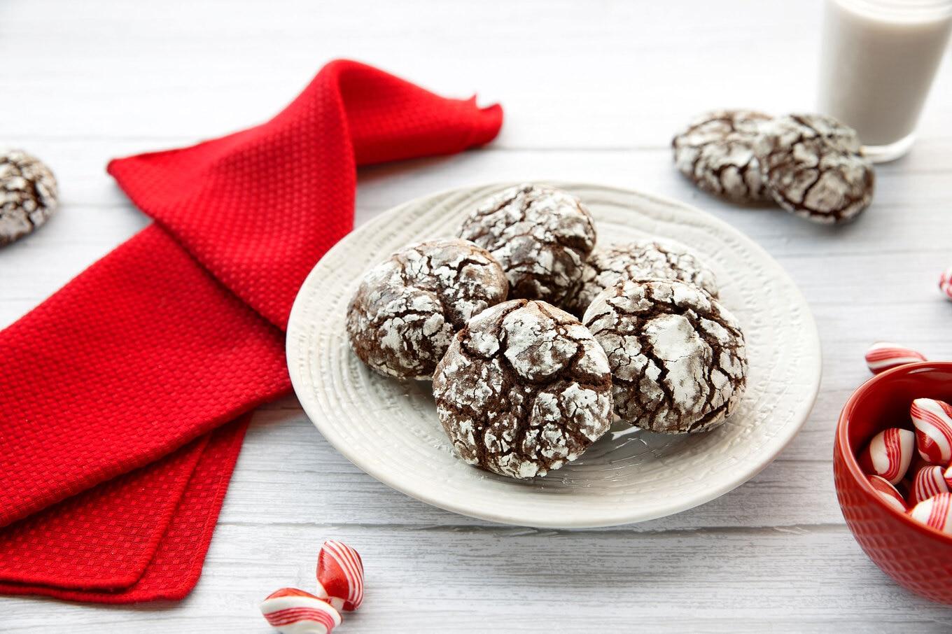 VegNews.ChocolatePeppermintCrinkleCookies.HANNAHKAMINSKY.HOR