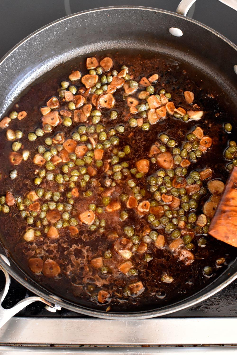 Chicken lemon and capers in a port sauce, Mama Ía blog