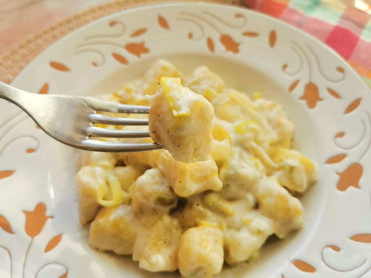 Homemade cheesy potato gnocchi with leeks.