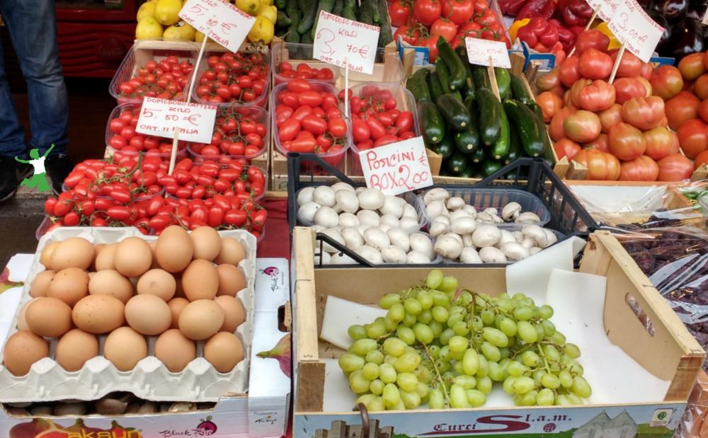 unwashed unrefrigerated eggs on Venice street market